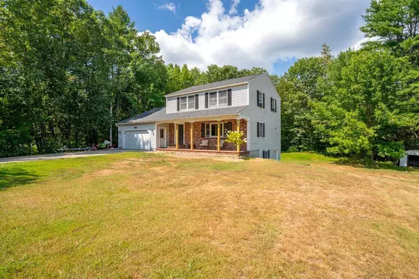 2 Oakledge Hills RD, Raymond, ME 04071