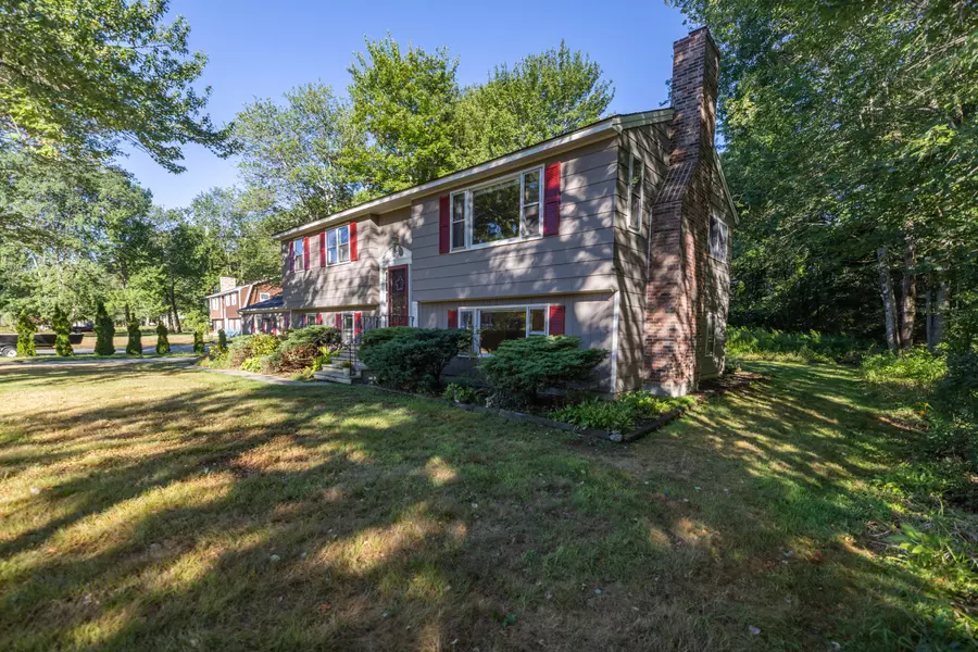 10 Somerset PL, Topsham, ME 04086