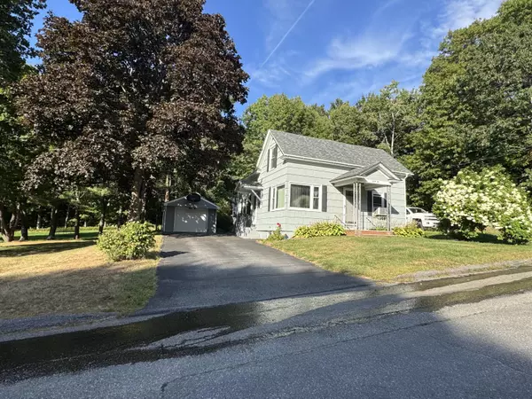 32 Meader ST,  Lewiston,  ME 04240