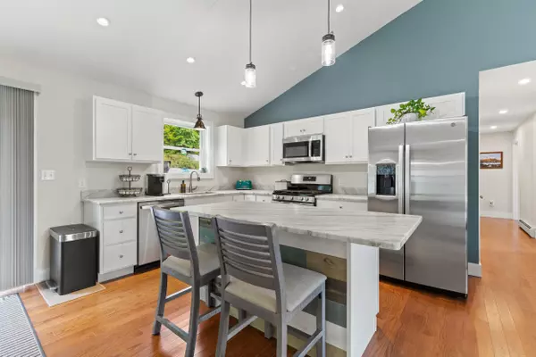 13 Elliot LN, Casco, ME 04015