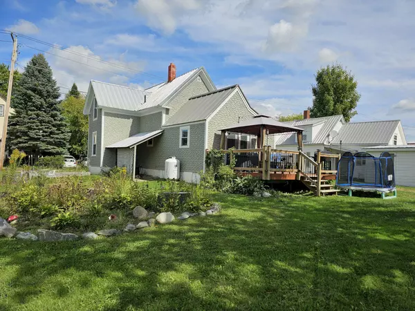 Pittsfield, ME 04967,227 Peltoma AVE