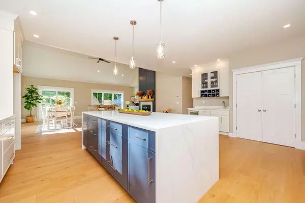 Eliot, ME 03903,10 Shipping LN