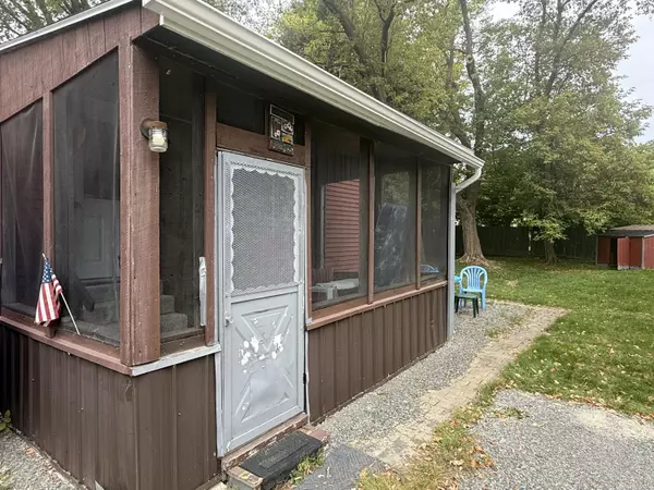 Newport, ME 04953,5 South ST