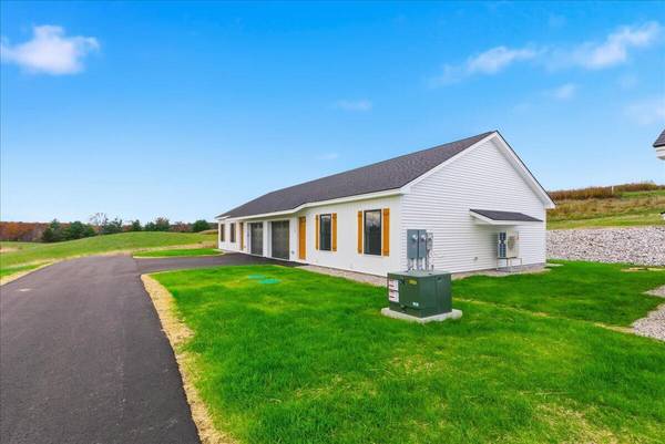 1 Freedom Farm RD #2, Auburn, ME 04210