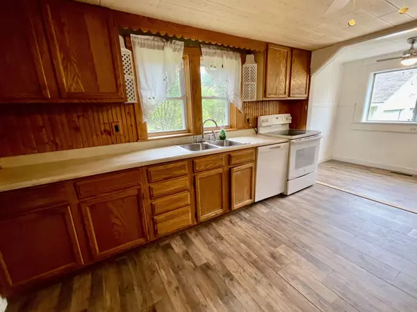 Glenburn, ME 04401,879 Hudson RD