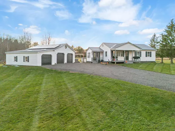 914 Bellsqueeze RD, Clinton, ME 04927