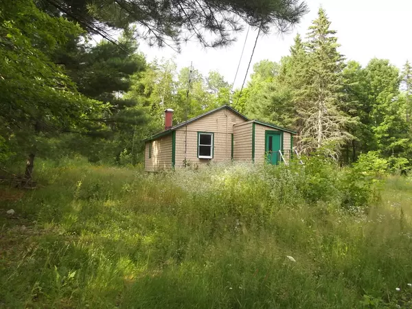 8 Weir Pond RD, Lee, ME 04455