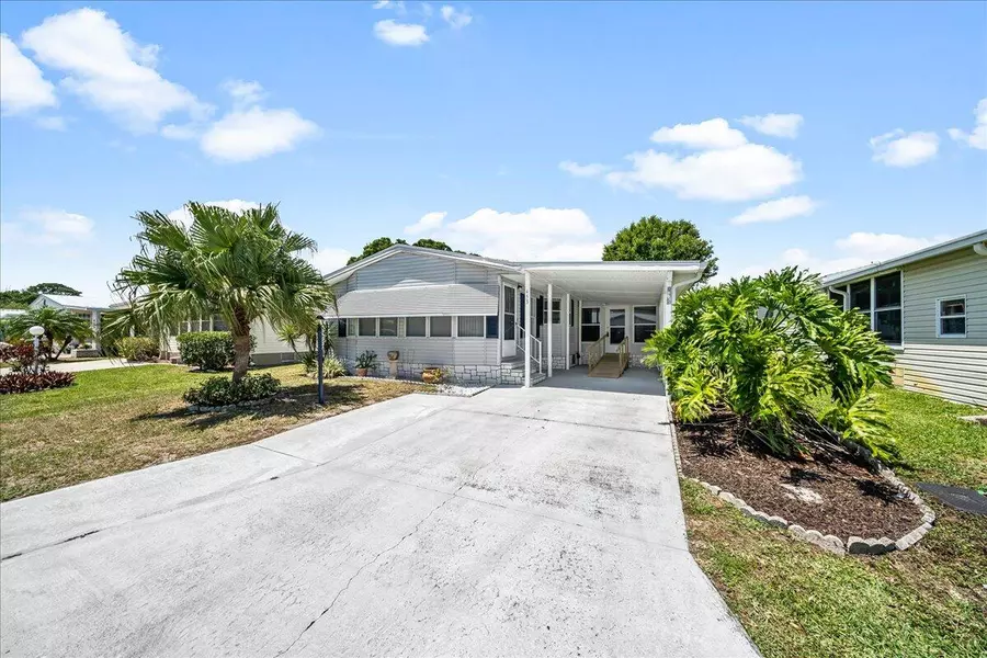 453 Papaya CIR, Barefoot Bay, FL 32976