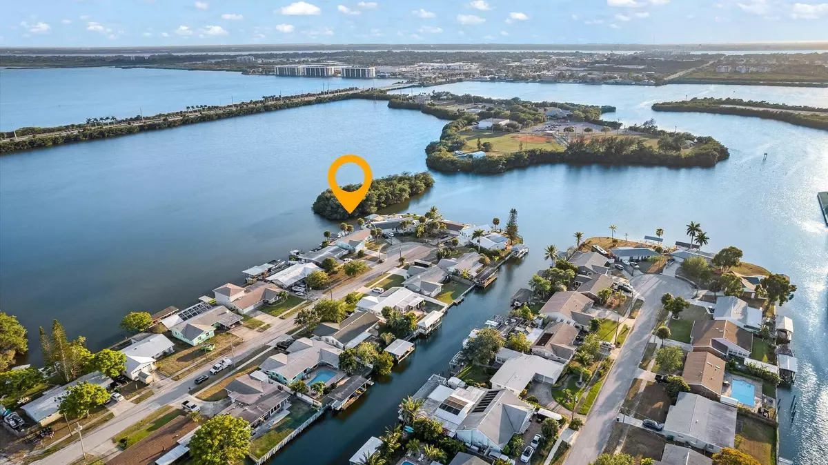 Merritt Island, FL 32952,1365 Phyllis DR