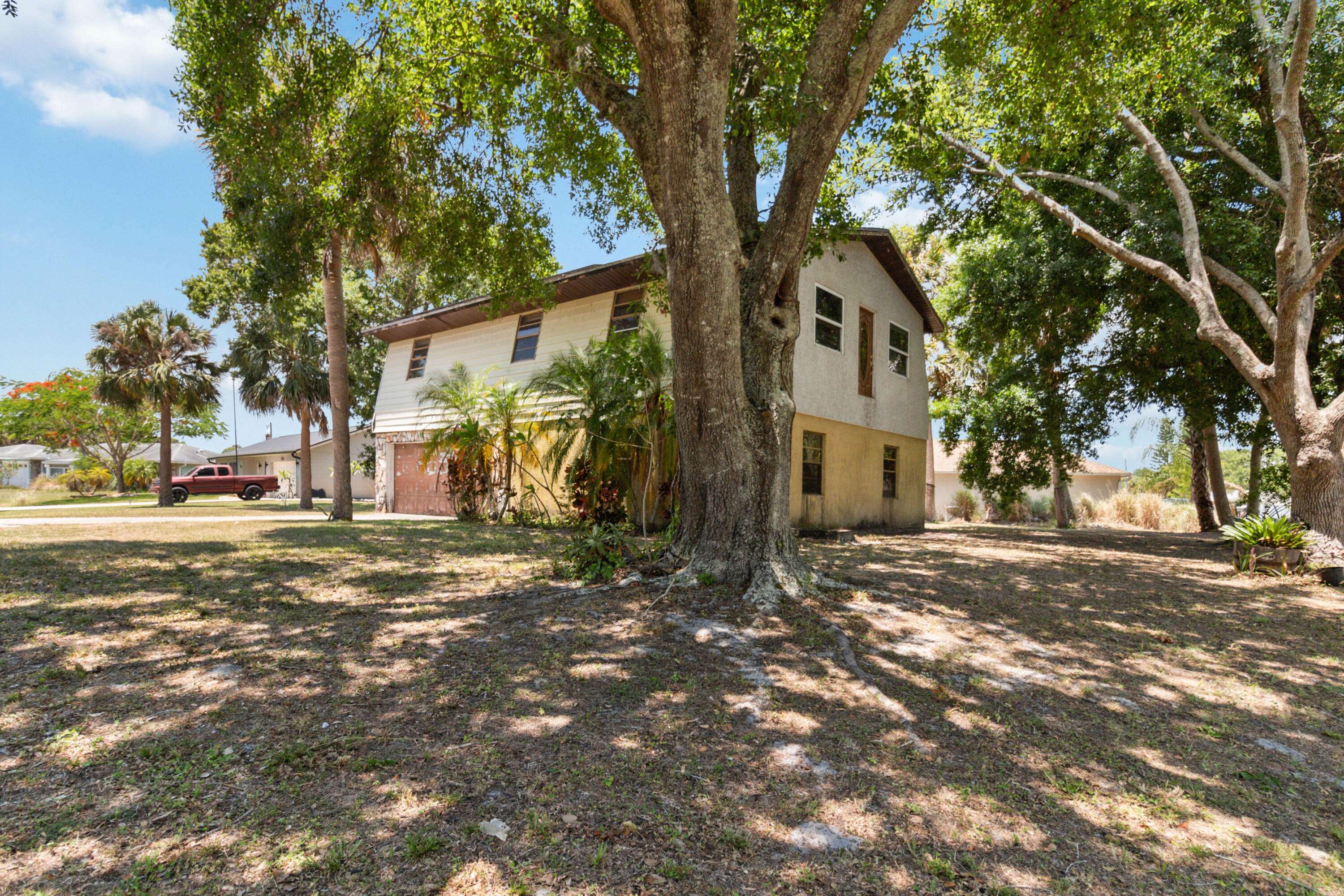 566 Evergreen ST NE, Palm Bay, FL 32907