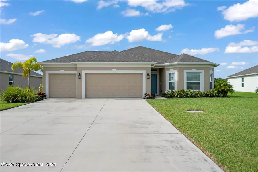 8342 Laguna CIR, Micco, FL 32976