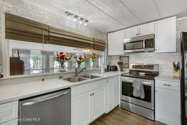 921 Laurel CIR, Barefoot Bay, FL 32976