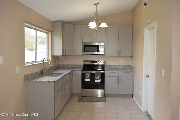 Palm Bay, FL 32909,541 Londonderry CIR SE