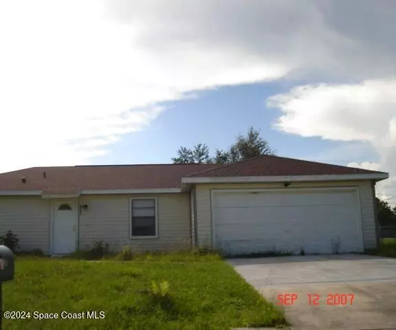 556 Hobart AVE NW, Palm Bay, FL 32907