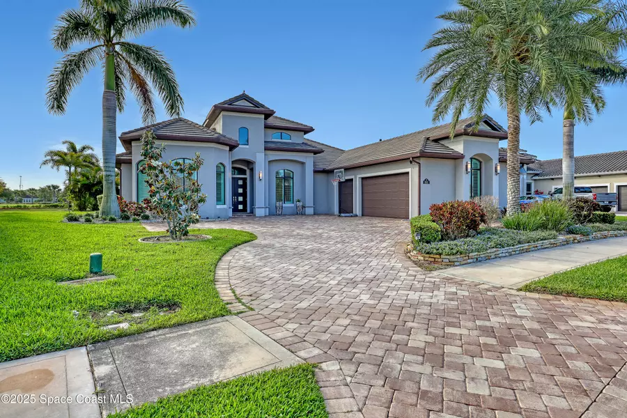 8011 Barrosa CIR, Melbourne, FL 32940