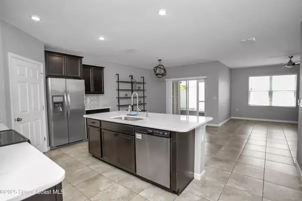 Rockledge, FL 32955,975 Newton CIR