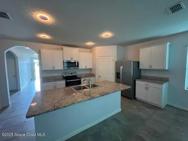 Palm Bay, FL 32909,740 Acadia CT SE