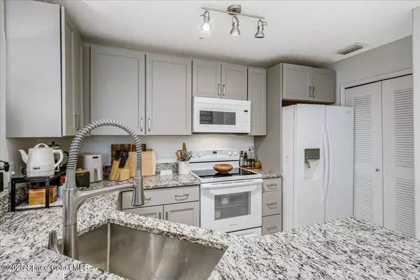 Melbourne, FL 32940,7667 N Wickham RD #118