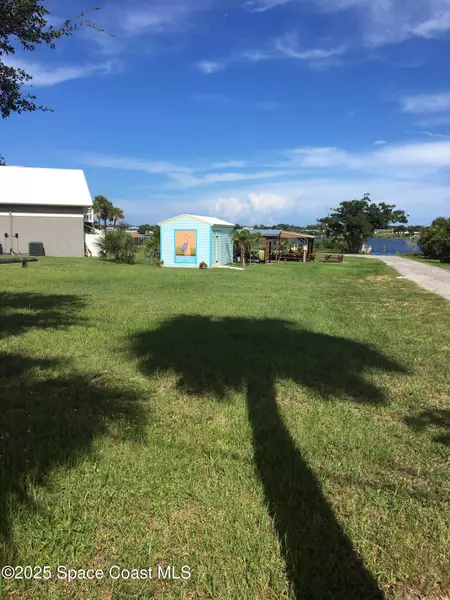 4 Oak ST, Micco, FL 32976