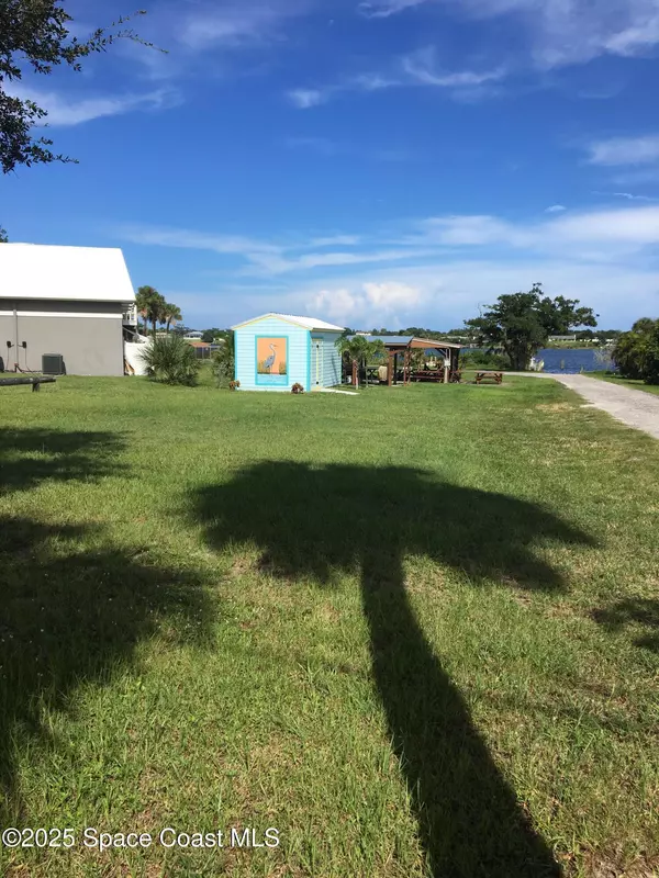 4 Oak ST, Micco, FL 32976