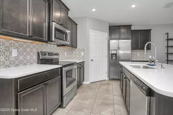 Rockledge, FL 32955,975 Newton CIR