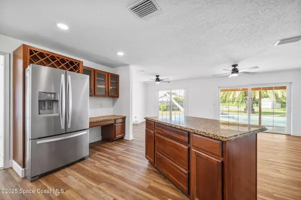 Merritt Island, FL 32952,438 Monitor CT