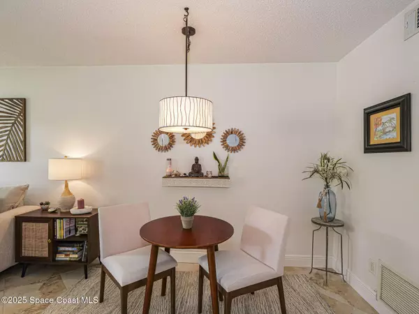 Vero Beach, FL 32962,75 Royal Oak CT #204