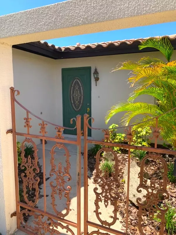 Merritt Island, FL 32953,560 Paula AVE