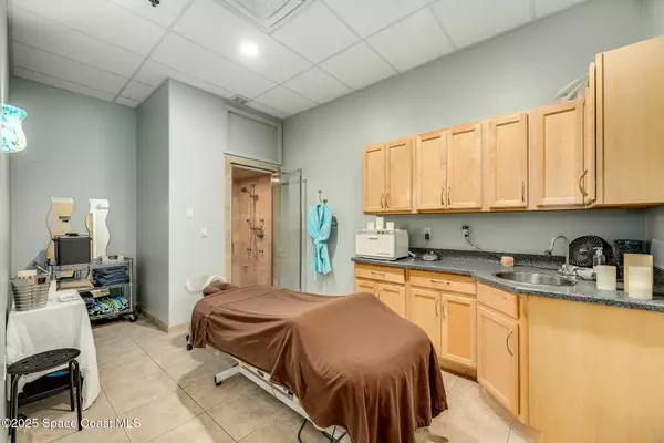 Melbourne, FL 32901,902 E New Haven AVE