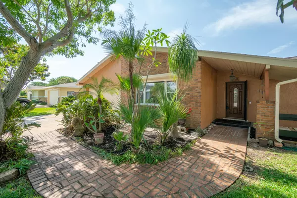 1625 Larchmont CT, Merritt Island, FL 32952