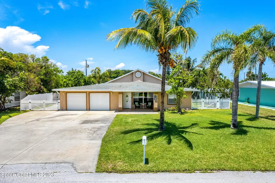 118 W Gadsden LN, Cocoa Beach, FL 32931