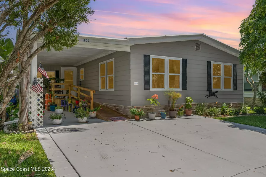 909 Oriole CIR, Barefoot Bay, FL 32976