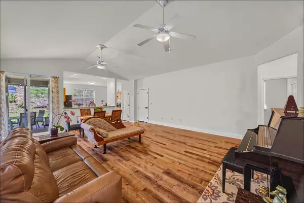 Wailuku, HI 96793,672 Komo Ohia St