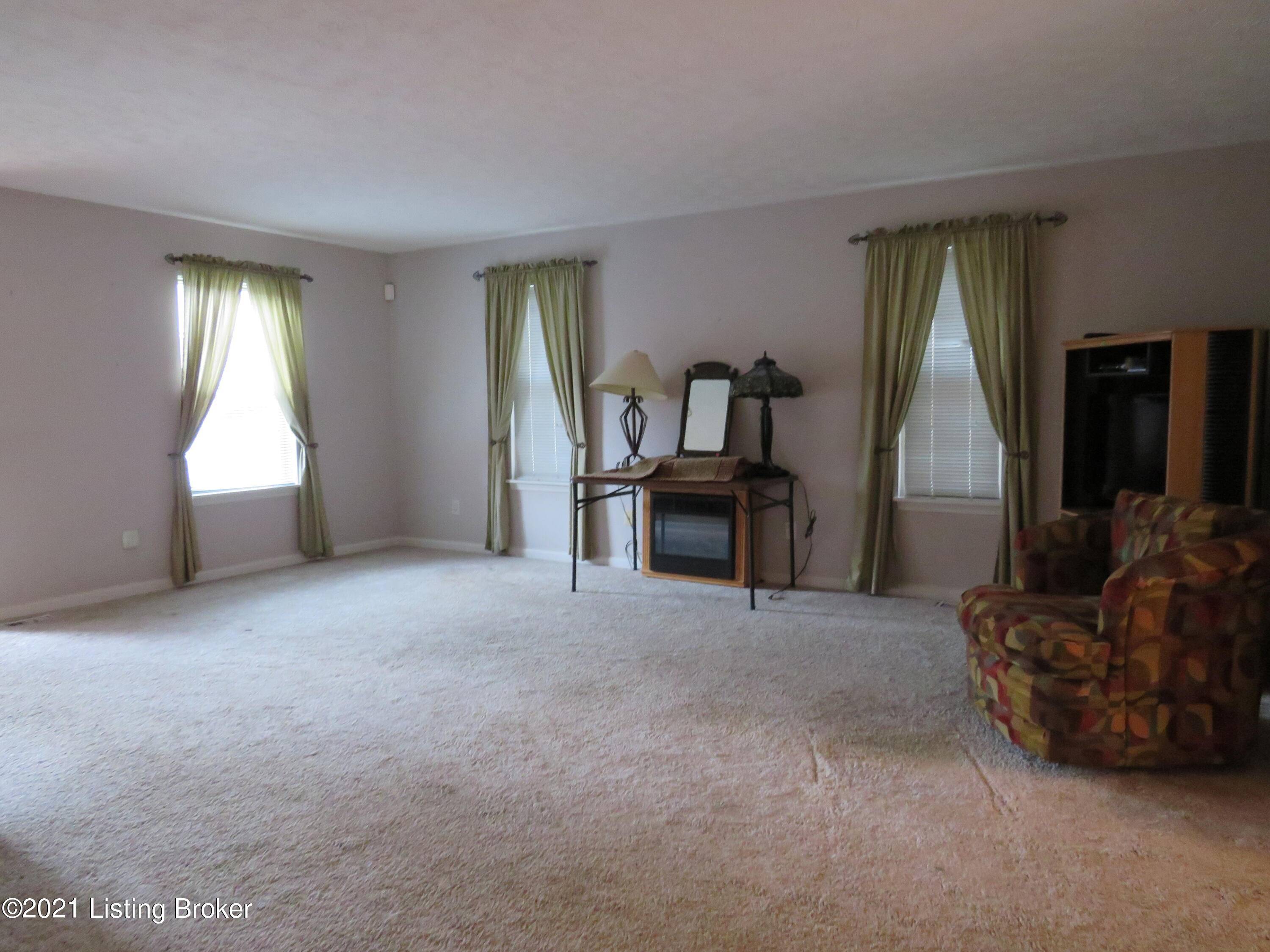Louisville, KY 40214,512 Auburn Oaks Dr