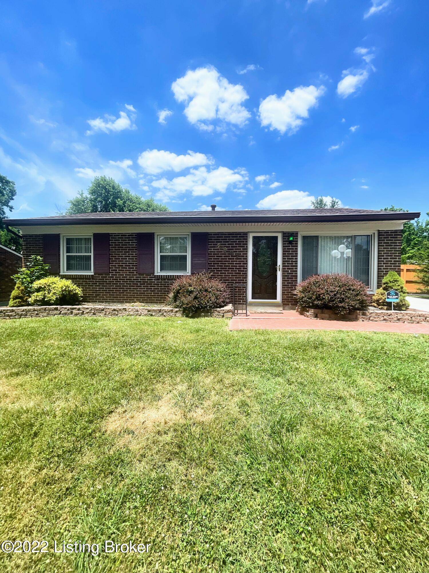 2607 Patio Ct, Louisville, KY 40214