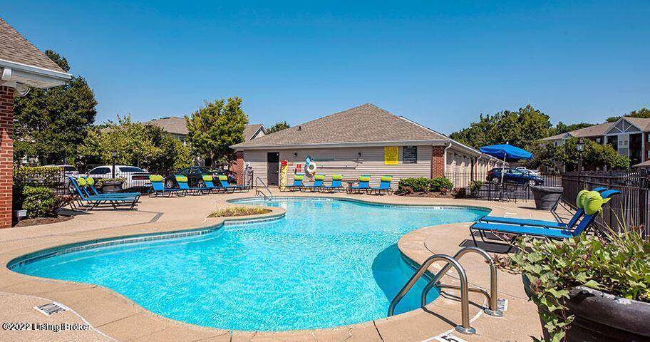 Louisville, KY 40214,7402 Renwood Ct #202