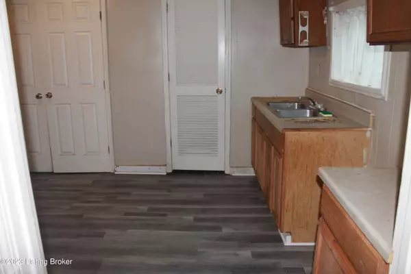 Eminence, KY 40019,148 Maple Ave