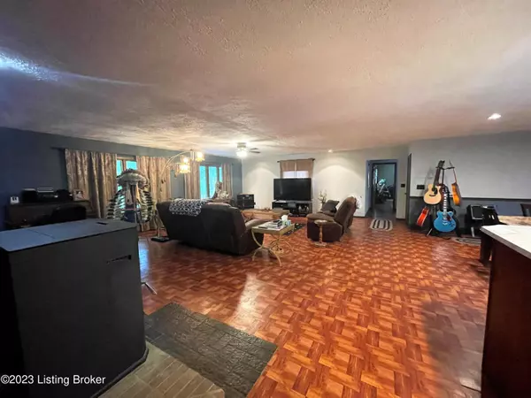 Holton, IN 47023,638 S County Road 900 West