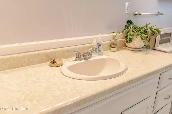 759 Roundtop Rd Elizabethtown, KY 42701