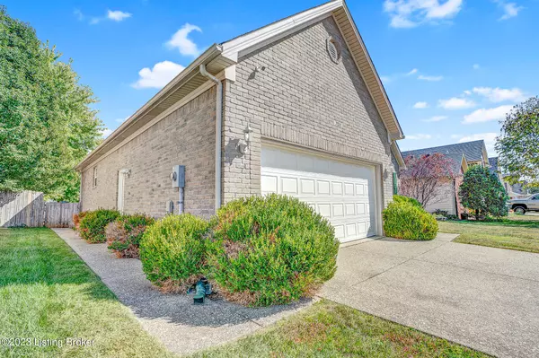 Louisville, KY 40229,7011 Black Walnut Cir