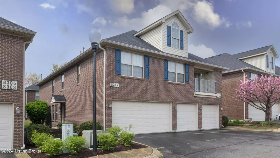 8307 Grand Trevi Dr, Louisville, KY 40228