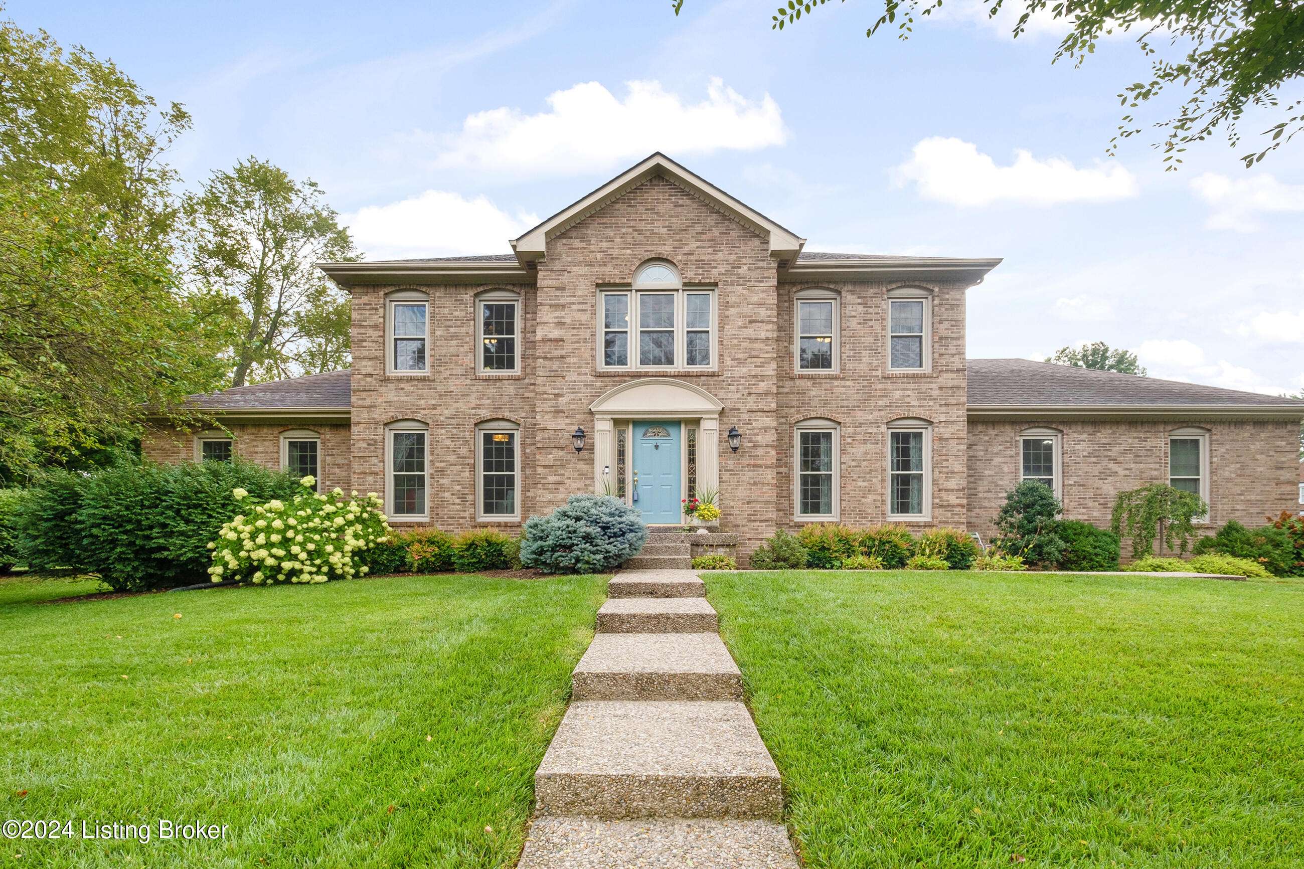 1701 Ashfield Ln, Louisville, KY 40220