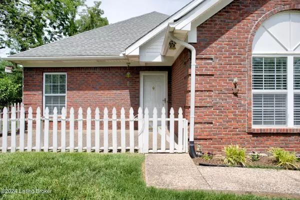 8722 Applegate Village Dr, Louisville, KY 40219