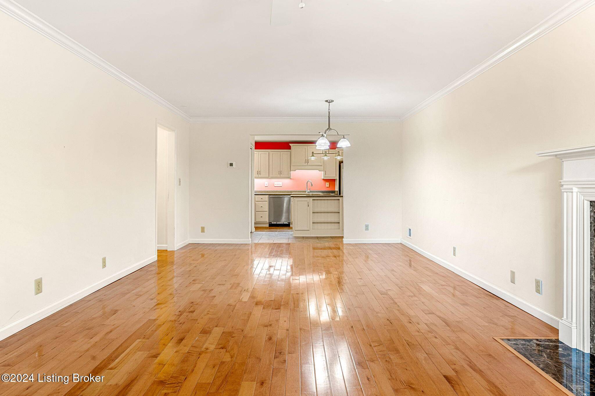 Louisville, KY 40207,400 Country Ln #1A