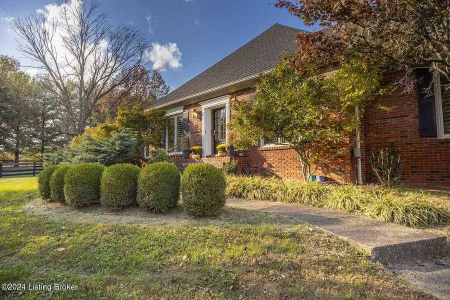 180 Paddock Ln, Simpsonville, KY 40067