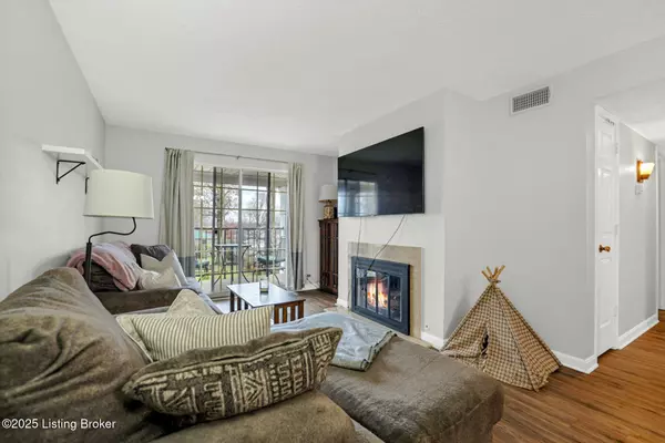 Louisville, KY 40218,3305 Colonial Manor Cir #5b