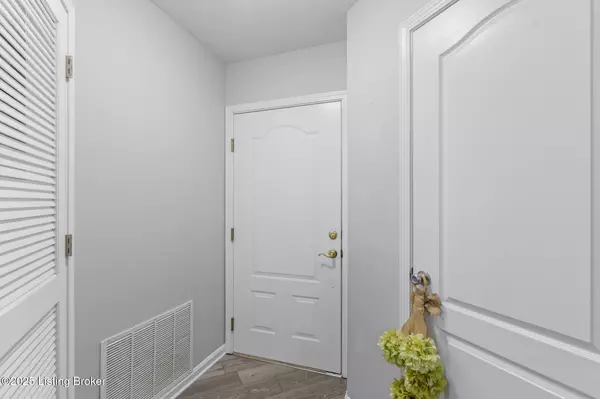 Louisville, KY 40291,8001 Magnolia Ridge Ct #UNIT 201