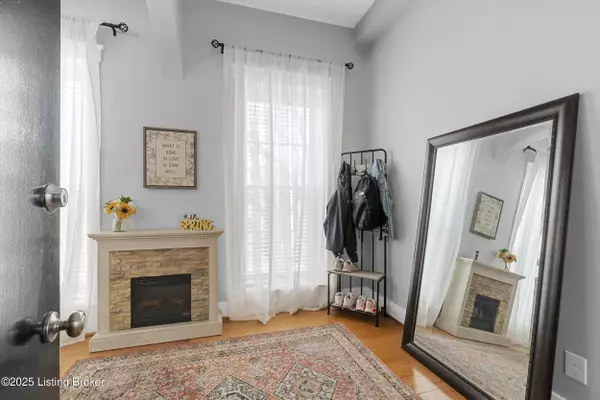 Louisville, KY 40203,116 E Oak St #APT 2