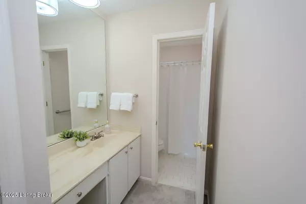 Louisville, KY 40220,3030 Breckenridge Ln #APT 410