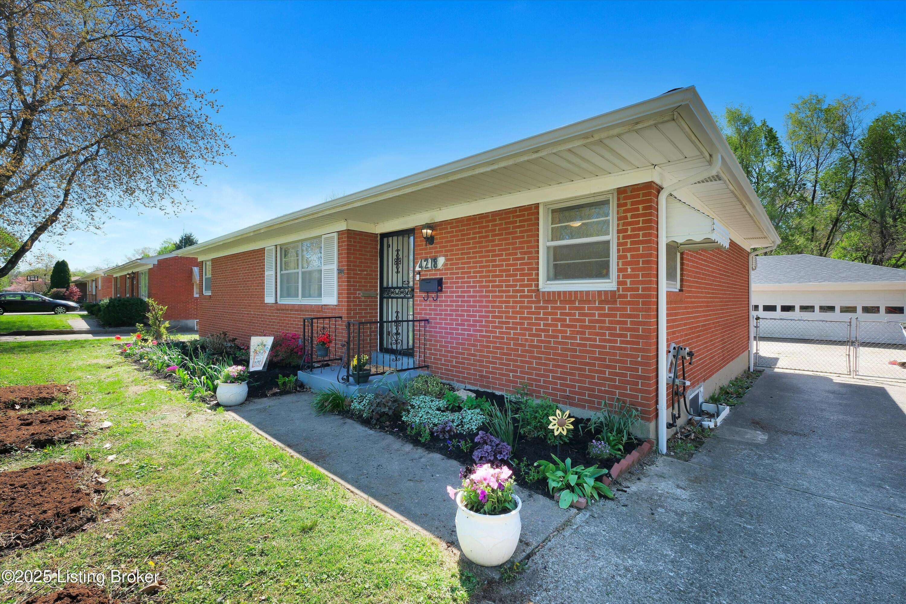 4218 Lynnbrook Dr, Louisville, KY 40220